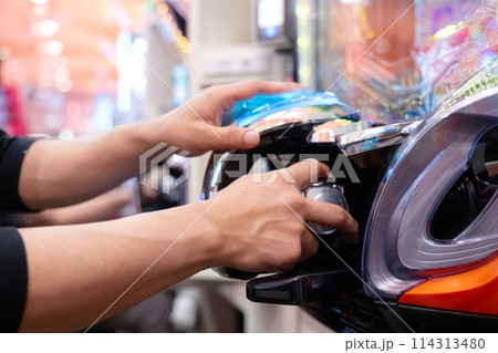 パチンコを遊戯する男性 パチンコを遊戯する男性 114313480