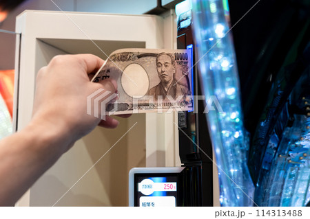 パチンコ台　給料　お金 114313488