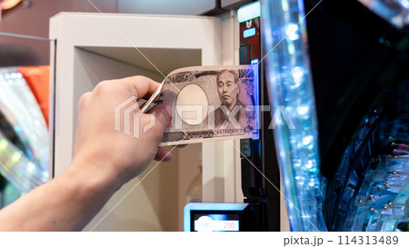 パチンコ台 給料 お金 パチンコ台 給料 お金 114313489