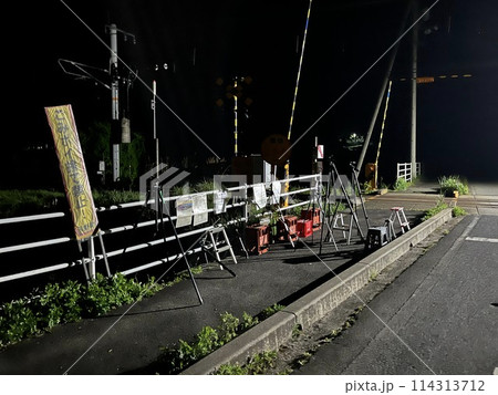 撮り鉄による深夜からの撮影場所取り風景 114313712