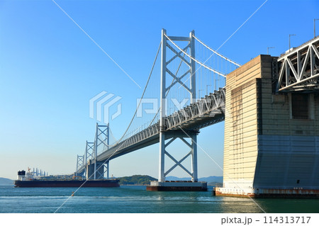 【香川県】瀬戸大橋記念公園から見た瀬戸大橋と大型タンカー船 114313717