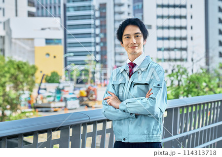 腕組みする若い技術者 114313718
