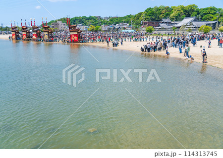 亀崎潮干祭最大の見せ場、海浜曳き下ろし〈愛知県半田市〉 114313745