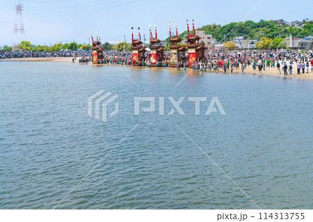 亀崎潮干祭最大の見せ場、海浜曳き下ろし〈愛知県半田市〉 114313755