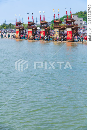 亀崎潮干祭最大の見せ場、海浜曳き下ろし〈愛知県半田市〉 114313760