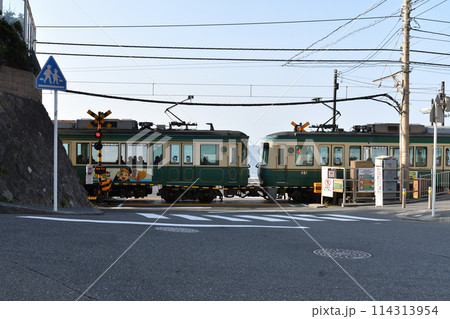 スラムダンクで有名な鎌倉高校前駅の踏切 スラムダンクで有名な鎌倉高校前駅の踏切 114313954