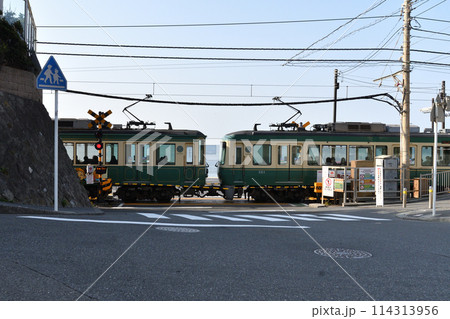 スラムダンクで有名な鎌倉高校前駅の踏切 114313956