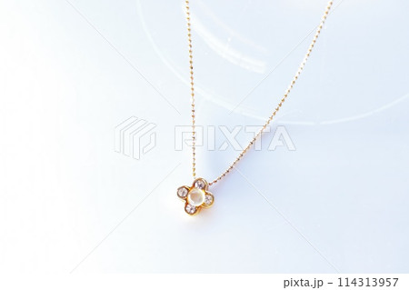 金色の可愛いムーンストーンペンダント 114313957