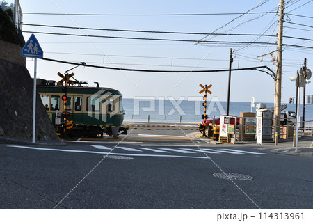 スラムダンクで有名な鎌倉高校前駅の踏切 スラムダンクで有名な鎌倉高校前駅の踏切 114313961