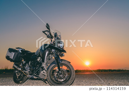 夕陽を浴びるバイク 114314159