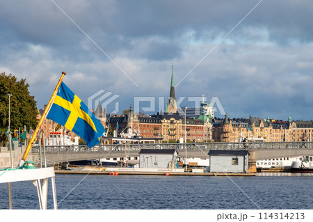 スウェーデンのストックホルムで掲げられたスウェーデン国旗 114314213