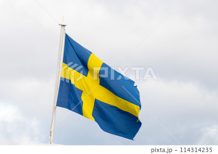 スウェーデンのストックホルムで掲げられたスウェーデン国旗 114314235