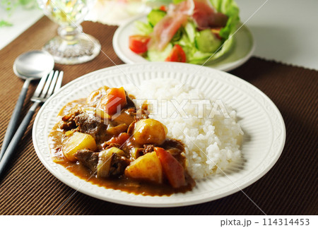 カレーライスと生ハムサラダ 114314453