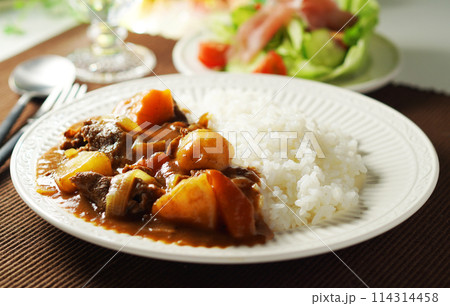 カレーライスと生ハムサラダ 114314458