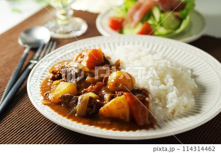 カレーライスと生ハムサラダ カレーライスと生ハムサラダ 114314462