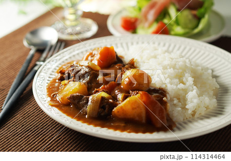 カレーライスと生ハムサラダ 114314464