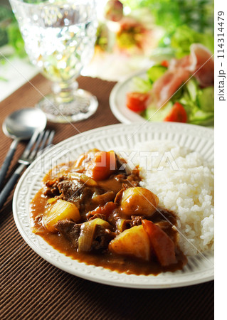 カレーライスと生ハムサラダ 114314479