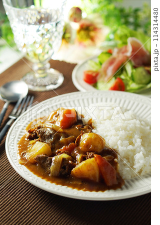 カレーライスと生ハムサラダ カレーライスと生ハムサラダ 114314480