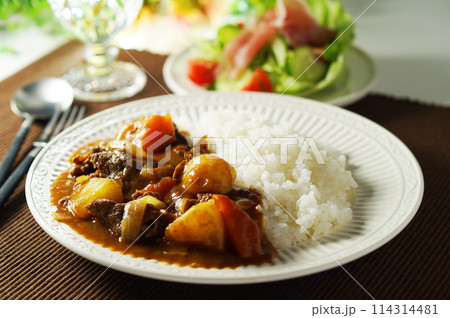 カレーライスと生ハムサラダ 114314481