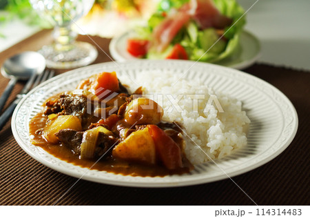 カレーライスと生ハムサラダ 114314483