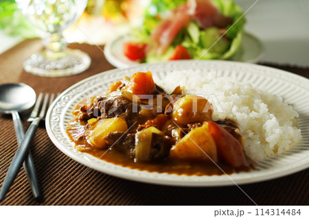 カレーライスと生ハムサラダ カレーライスと生ハムサラダ 114314484