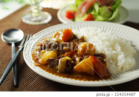 カレーライスと生ハムサラダ 114314487