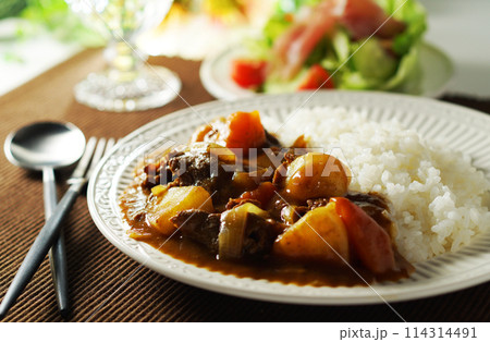 カレーライスと生ハムサラダ カレーライスと生ハムサラダ 114314491
