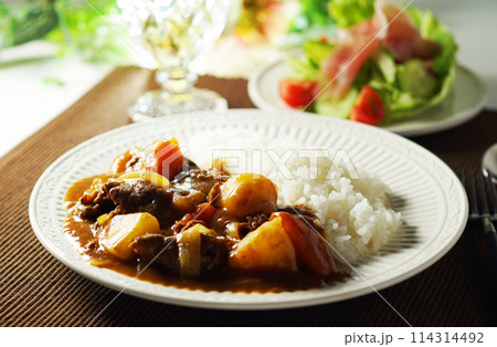 カレーライスと生ハムサラダ 114314492