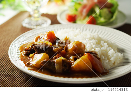 カレーライスと生ハムサラダ 114314518
