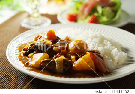 カレーライスと生ハムサラダ 114314520
