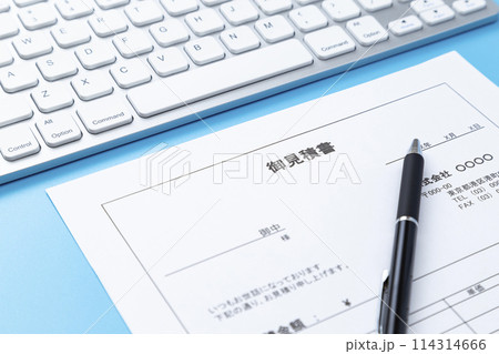 青背景にキーボードと見積書 114314666