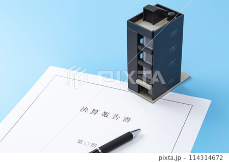 ビル模型と決算報告書 114314672