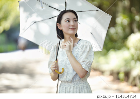 日傘をさす若い女性 日傘をさす若い女性 114314714