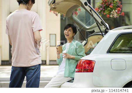 ドライブデートする笑顔の若いカップル 114314741