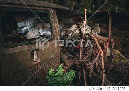 渓流と放置された車　 114315092
