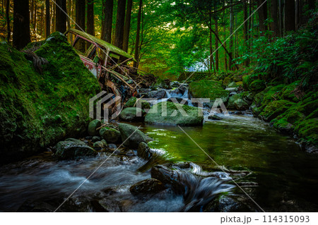 渓流と放置された車　 114315093