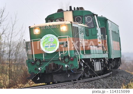 釧網本線　遠矢ー釧路湿原　JR北海道　DE10-1660（釧路）　くしろ湿原ノロッコ号　80周年 114315099
