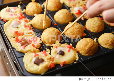 たこ焼きを焼く手 114315277