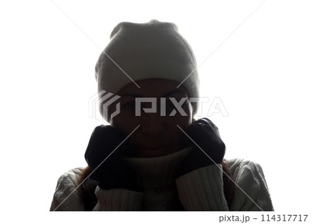 Young woman in hat and gloves look ahead - horizontal silhouette 114317717
