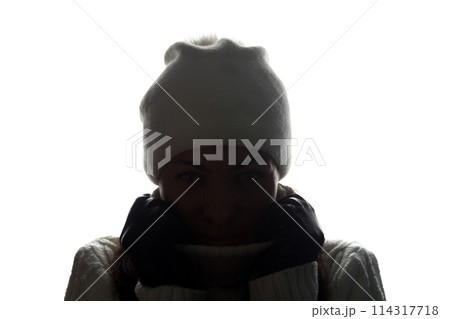Young woman in hat and gloves look ahead - horizontal silhouette 114317718