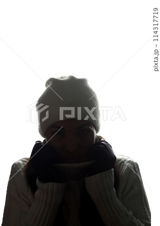Young woman in hat and gloves look ahead - horizontal silhouette 114317719