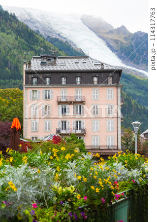 Houses, flowers in center of Chamonix, France 114317763