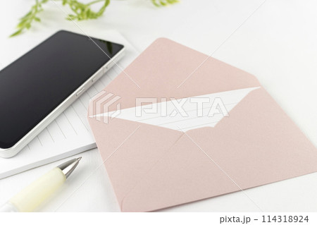 スマホと封筒と便箋。メールを書くイメージ 114318924