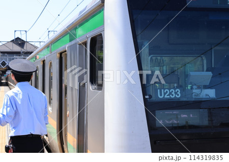 駅を出発する電車と車掌さん 駅を出発する電車と車掌さん 114319835