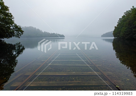 北海道/ 幻想的な朝霧の中 誘うように延びる然別湖の「湖底線路」※コメント 北海道/ 幻想的な朝霧の中 誘うように延びる然別湖の「湖底線路」※コメント 114319983