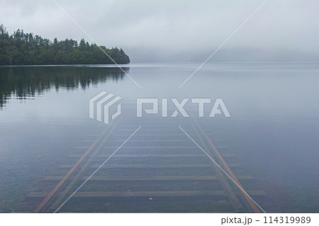 北海道/ 幻想的な朝霧の中 誘うように延びる然別湖の「湖底線路」※コメント 北海道/ 幻想的な朝霧の中 誘うように延びる然別湖の「湖底線路」※コメント 114319989