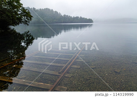北海道/ 幻想的な朝霧の中 誘うように延びる然別湖の「湖底線路」※コメント 114319990