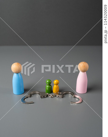 The dilemma of staying in a relationship for the sake of the children. Family breakup. Difficulties in relationships. Psychological help. Family planning. 114320009