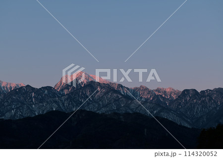 朝の光にモルゲンロート始まる南アルプス甲斐駒ケ岳の峰々 朝の光にモルゲンロート始まる南アルプス甲斐駒ケ岳の峰々 114320052