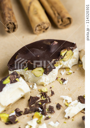 sweet chocolate with cocoa and nuts and other ingredients 114320301